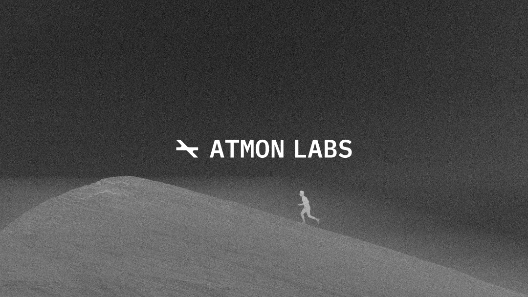 Mann läuft einen Berg hoch mit ATMON LABS Logo – Symbol für Energie, Kraft und natürlich gesteigertes Testosteron.