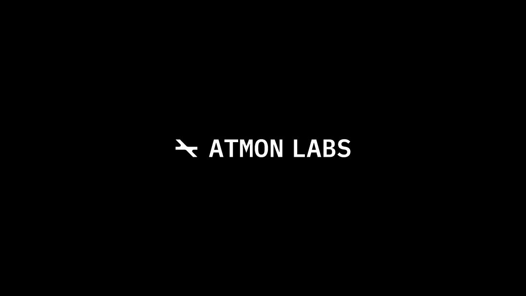 ATMON LABS Logo auf schwarzem Hintergrund – Marke für wissenschaftlich fundierte Männergesundheit und Testosteron-Support.
