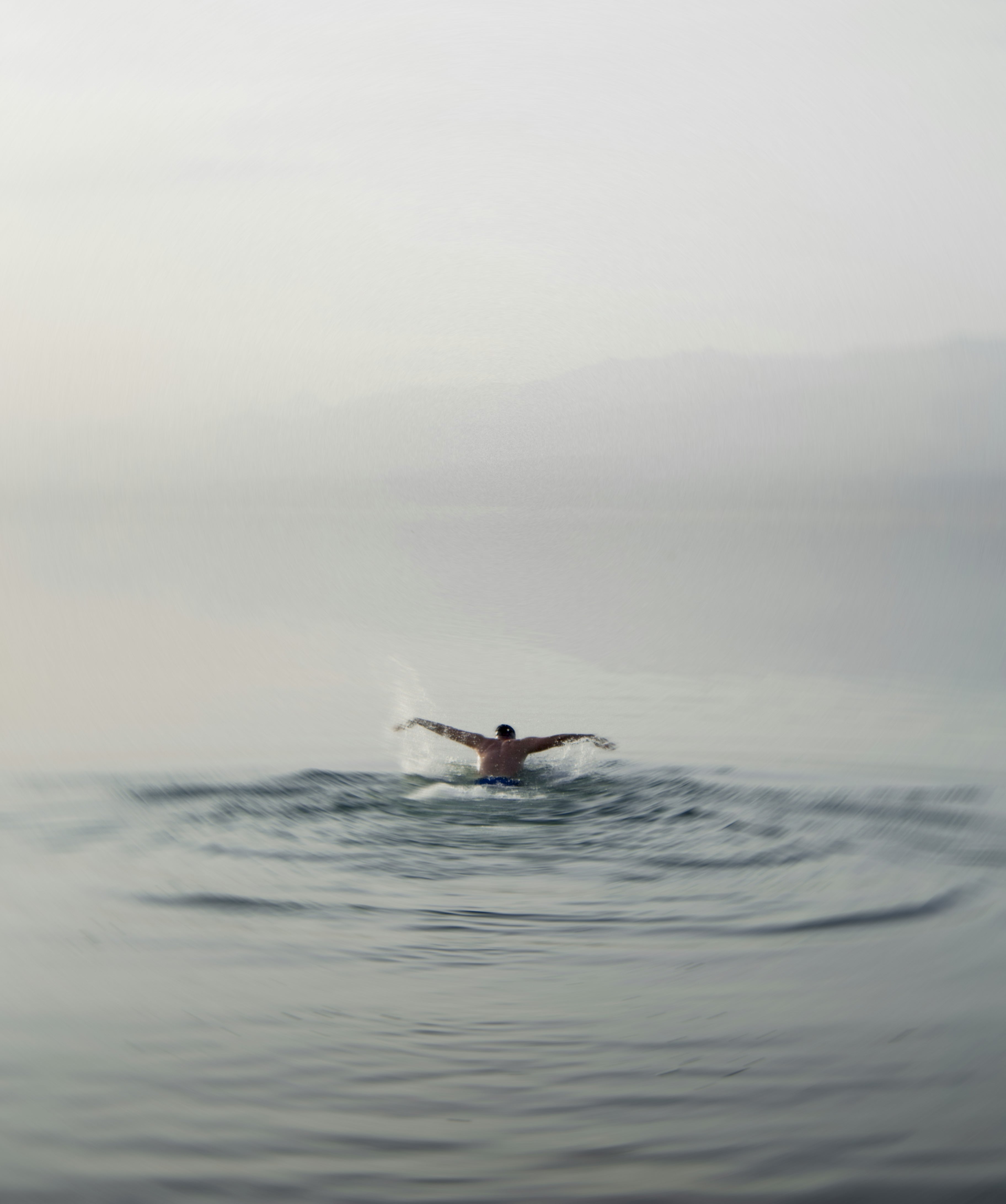 Mann schwimmt in offenem Wasser – Symbol für ein gestärktes Immunsystem mit ATMON LABS.