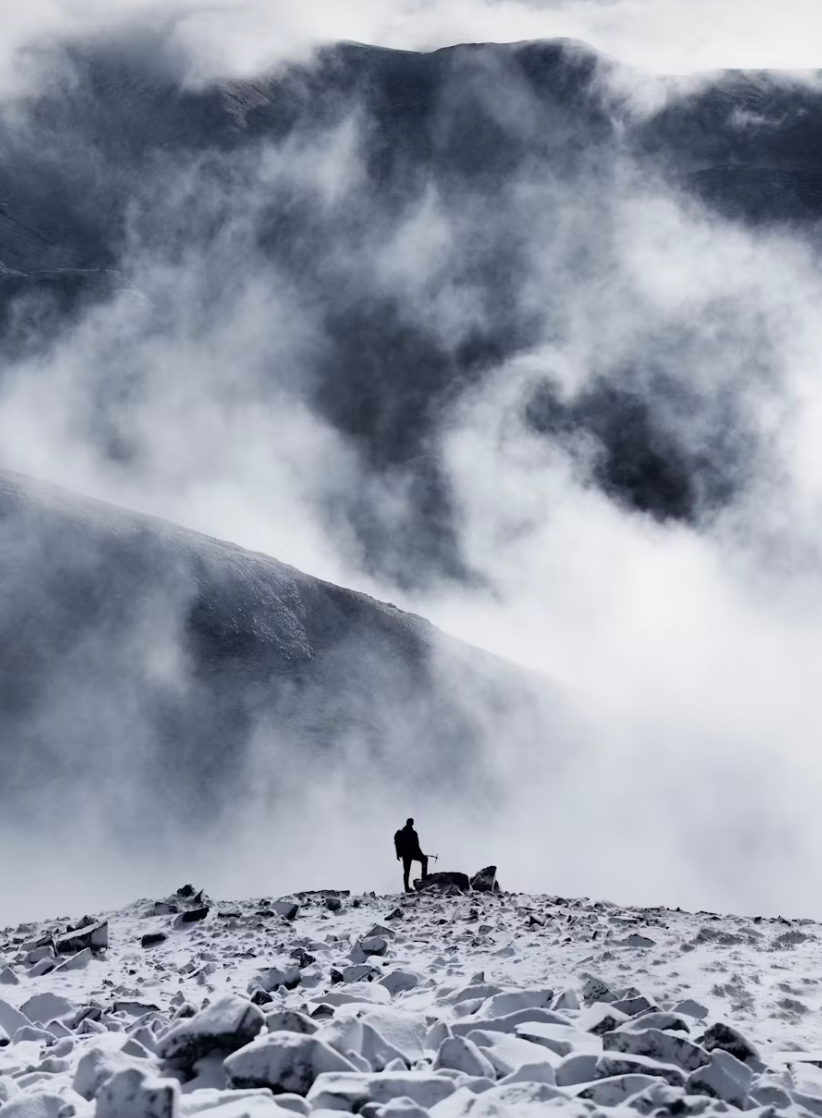 Mann steht auf einem Berg im Nebel – Symbol für steigendes Testosteron und Libido mit ATMON LABS.